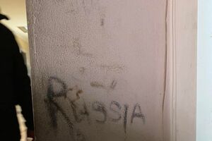 Оккупанты разрисовали стены в помещении вокзала