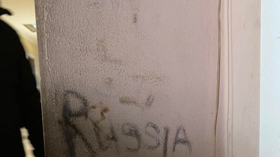 Оккупанты разрисовали стены в помещении вокзала