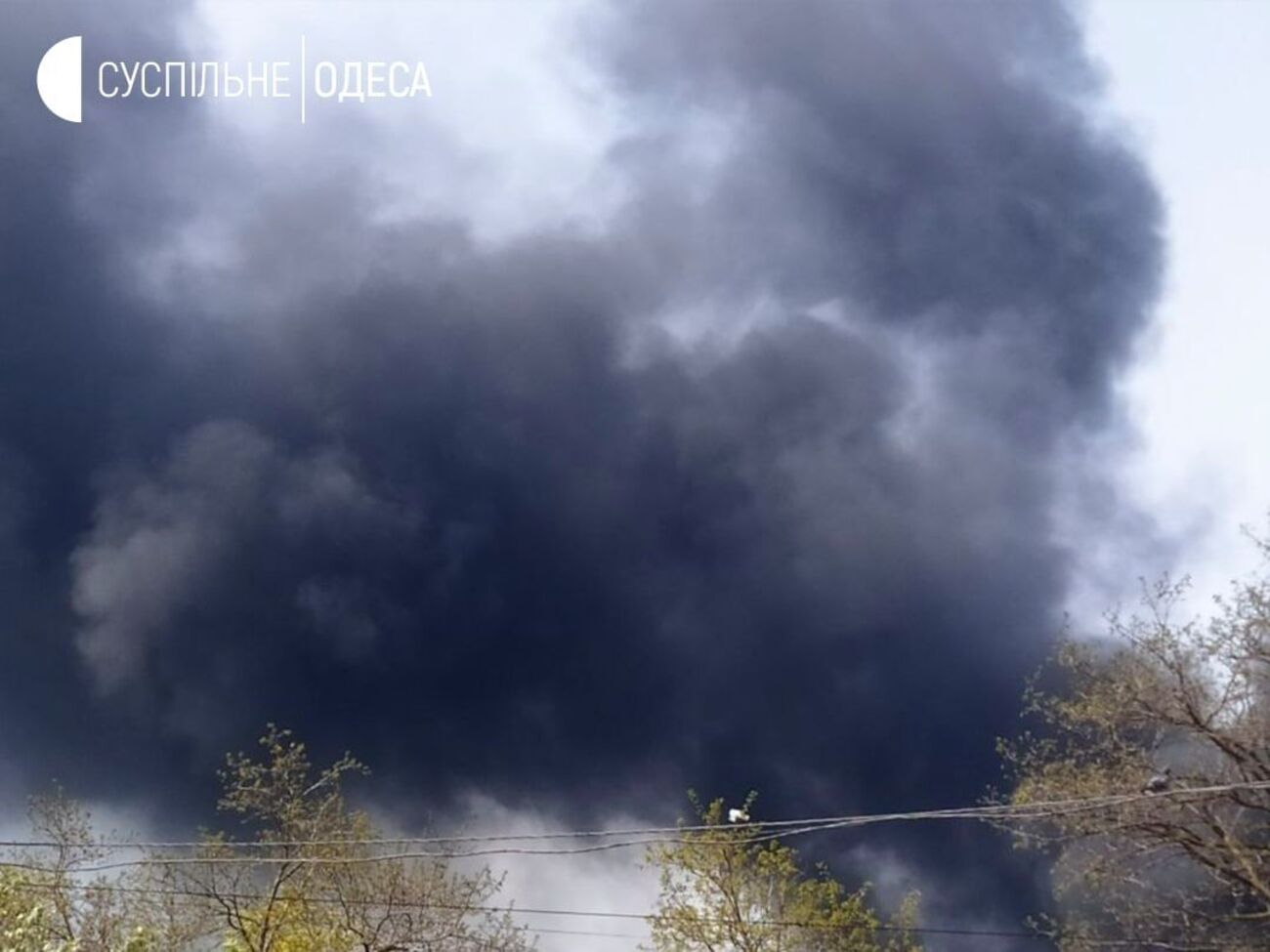 В Одессе слышали взрывы, над городом поднялся черный дым