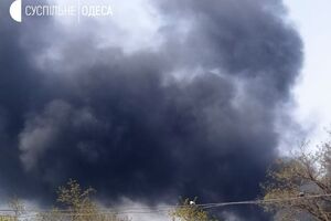 В Одессе слышали взрывы, над городом поднялся черный дым
