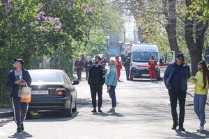 За попередньою інформацією, постраждалих немає. На фото жителі одного з кварталів Одеси, де вибуховою хвилею вибило вікна у будинках
