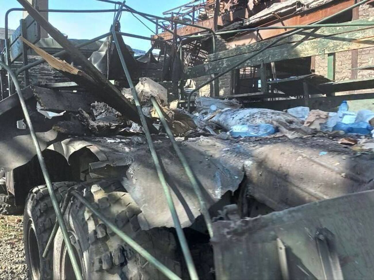 Шестеро українських військовослужбовців було поранено внаслідок обстрілу евакуаційного автомобіля (на фото), ще один загинув