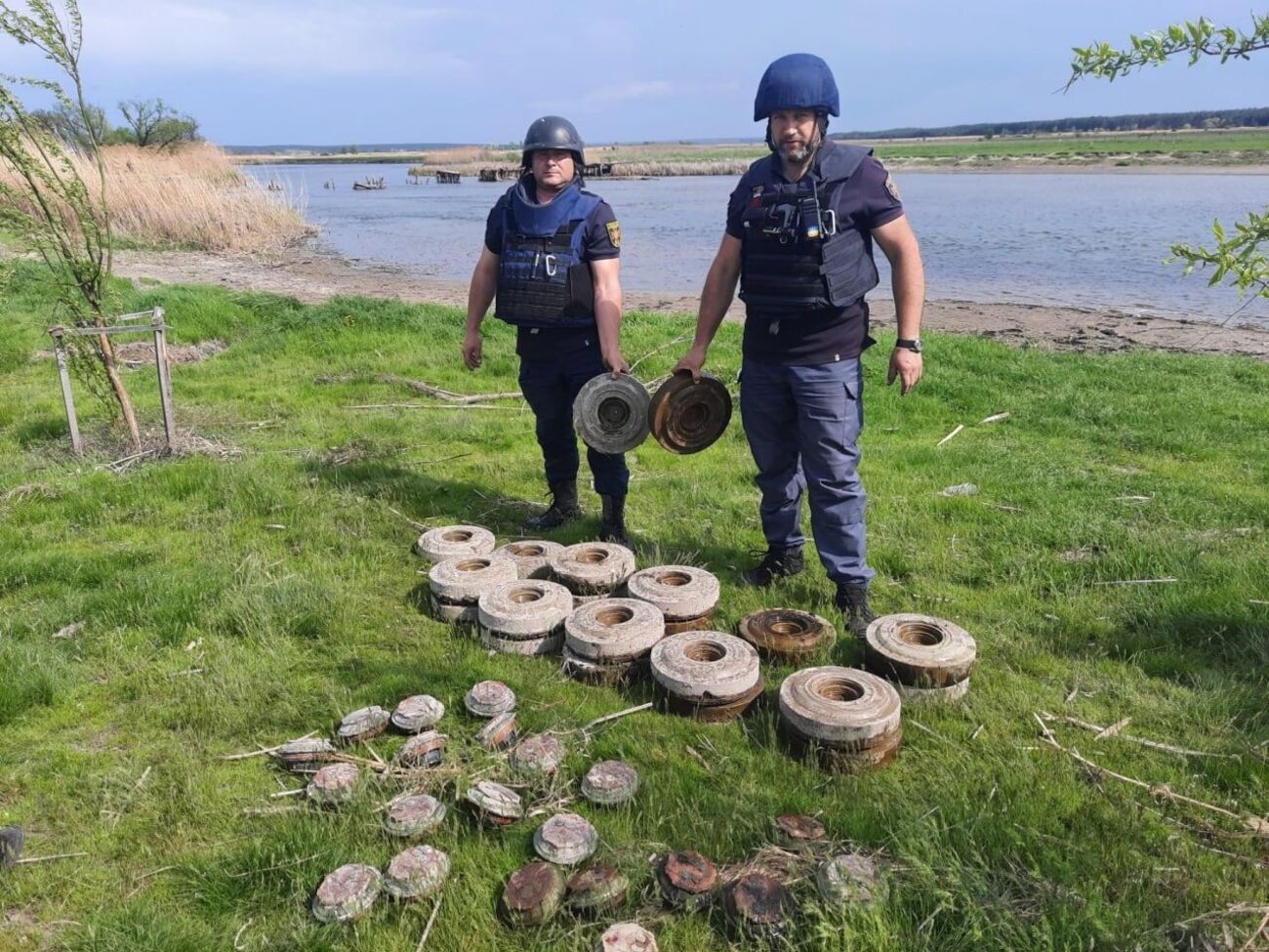 У МВС нагадали, що в разі виявлення підозрілого предмета чи вибухівки необхідно одразу телефонувати фахівцям