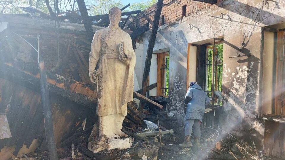 Згорів маєток XVIII століття, постраждала людина. Наслідки ракетного удару по музею Сковороди. Фоторепортаж