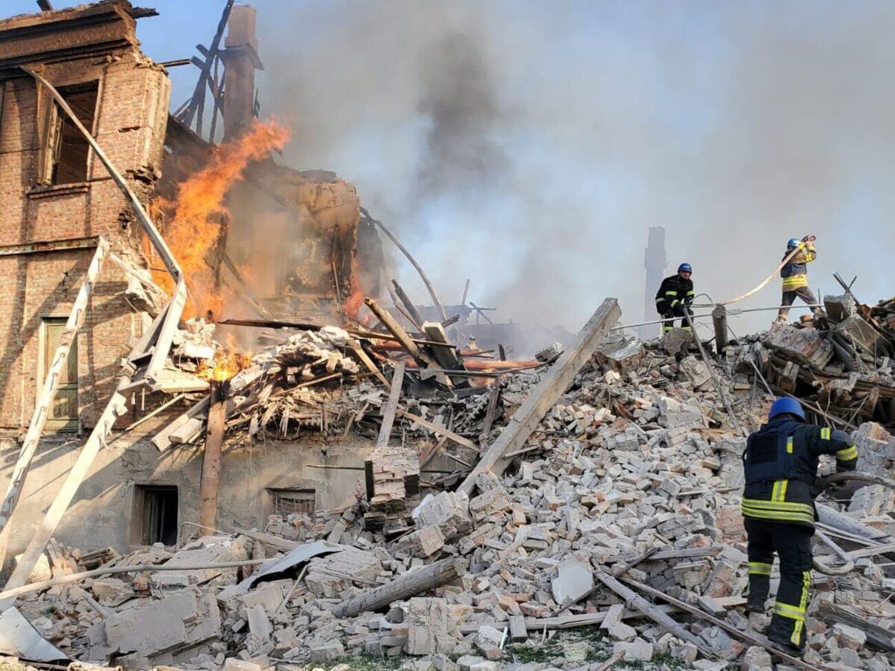 Приблизно 30 людей урятували з-під завалів