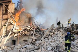 Около 30 человек спасли из-под завалов