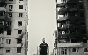 Зеленский записал видеообращение на фоне разрушенного российскими оккупантами многоэтажного дома в Бородянке