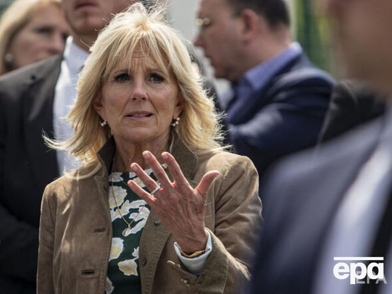 Джилл Байден во время визита в Ужгород посетила вместе с Еленой Зеленской школу, где живут переселенцы