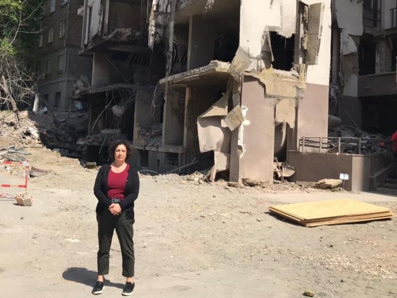 Симмонс отметила, что почтила память погибших в результате ракетного удара оккупантов украинцев в одном из районов Киева