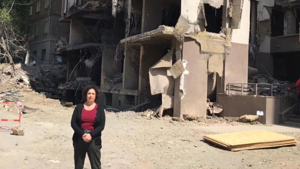 Симмонс отметила, что почтила память погибших в результате ракетного удара оккупантов украинцев в одном из районов Киева