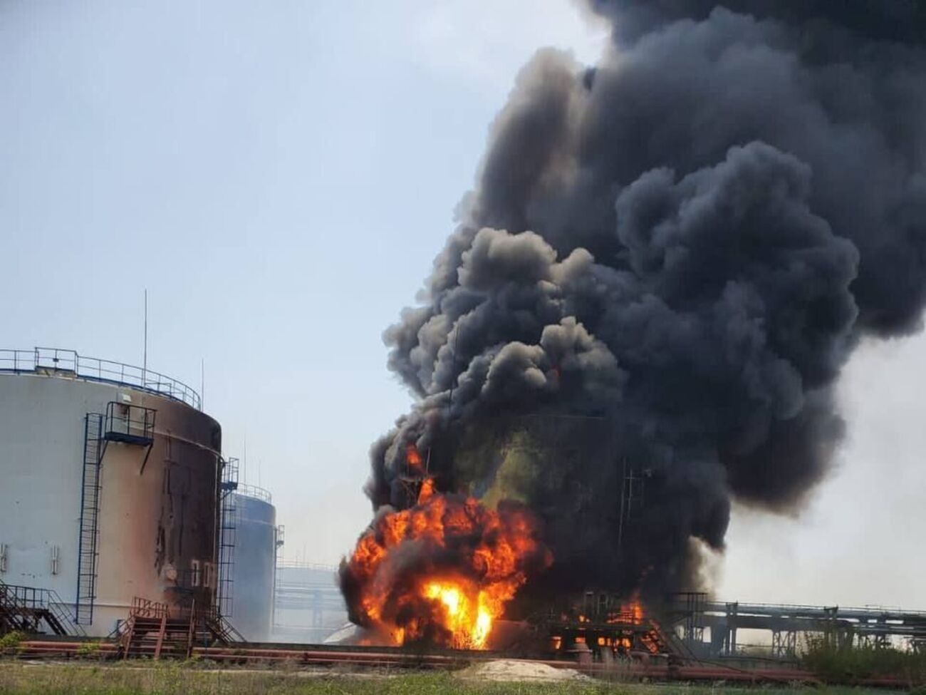 Россияне регулярно обстреливают завод в Лисичанске