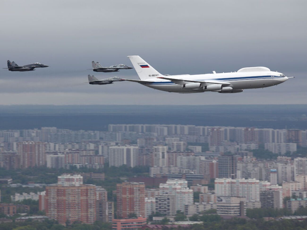 Повітряна частина параду Перемоги в Москві не відбулася через погодні умови, повідомили у Кремлі