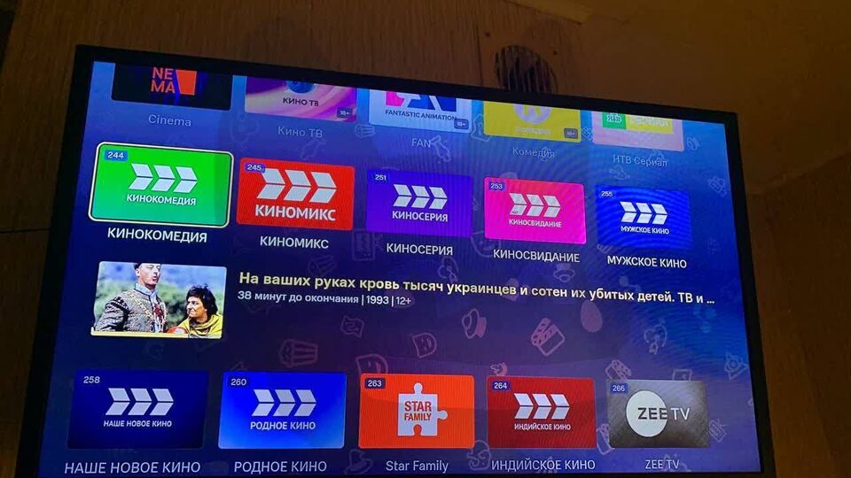 На опубликованных Собчак фотографиях видно, что во время эфиров на телеканалах появлялись надписи, касающиеся российской агрессии
