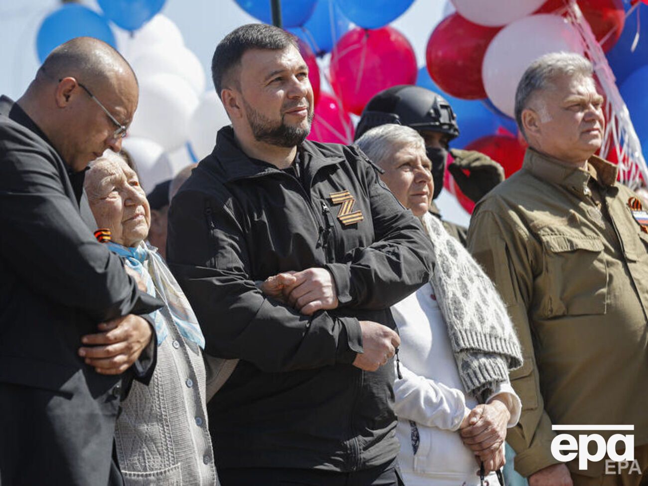 Пушилин вместе с другими оккупантами пронес 300-метровое знамя в цветах георгиевской ленты