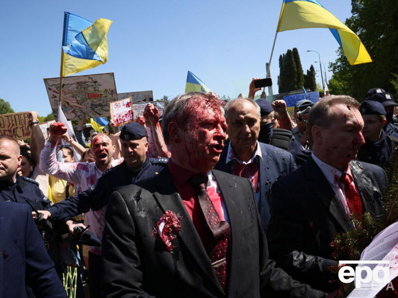 Андрєєва облили під час покладання вінка