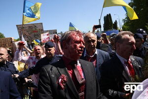 Андрєєва облили під час покладання вінка