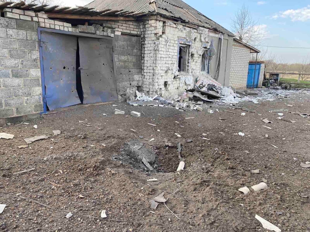 По данным поселкового совета, на территории общины уже долгое время нет электричества, мобильной связи, интернета