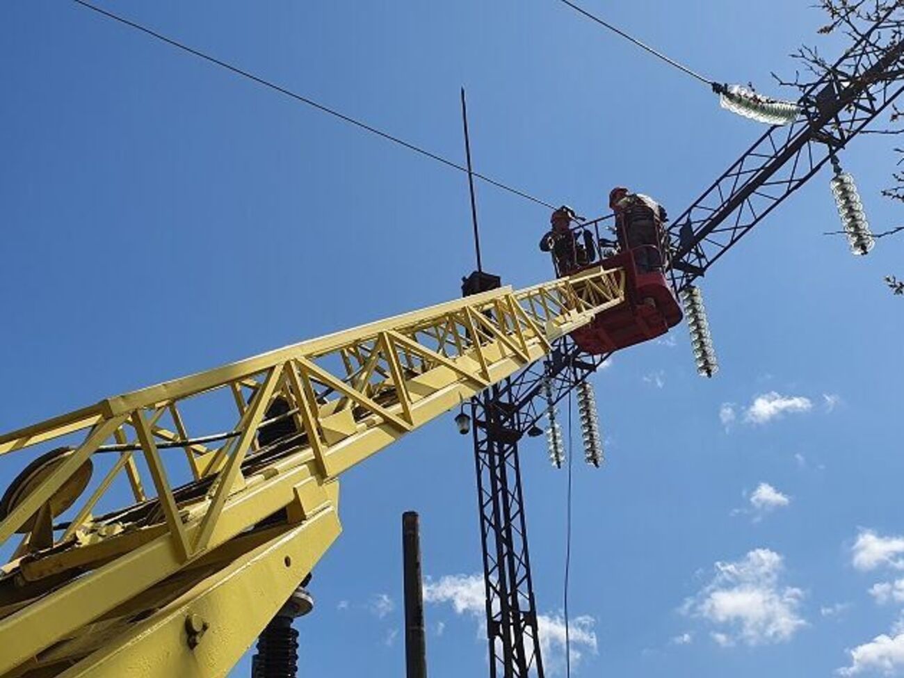 В Киевской области энергетики возобновили электроснабжение в 18 населенных пунктах и вернули свет для 8405 семей