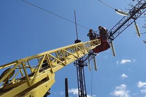 У Київській області енергетики відновили електропостачання у 18 населених пунктах і повернули світло для 8405 сімей