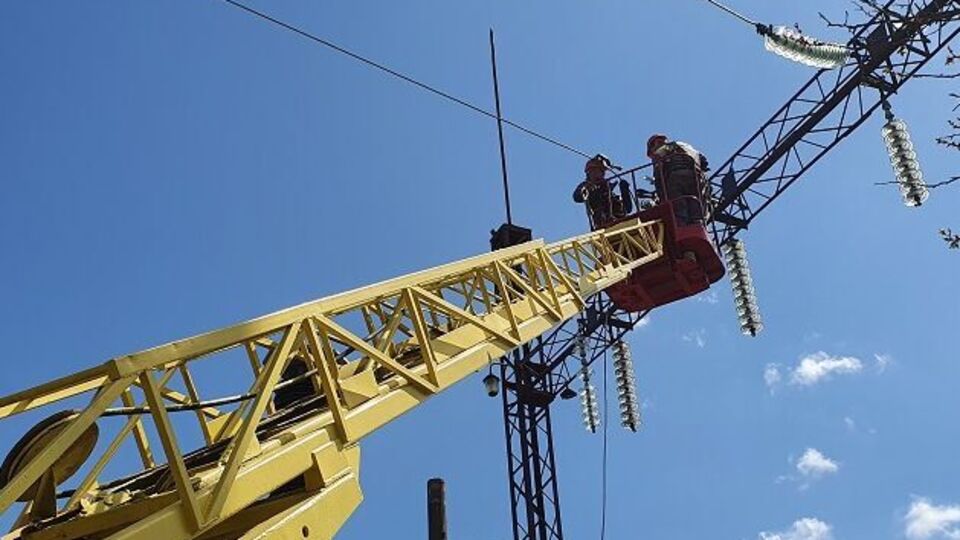 В Киевской области энергетики возобновили электроснабжение в 18 населенных пунктах и вернули свет для 8405 семей