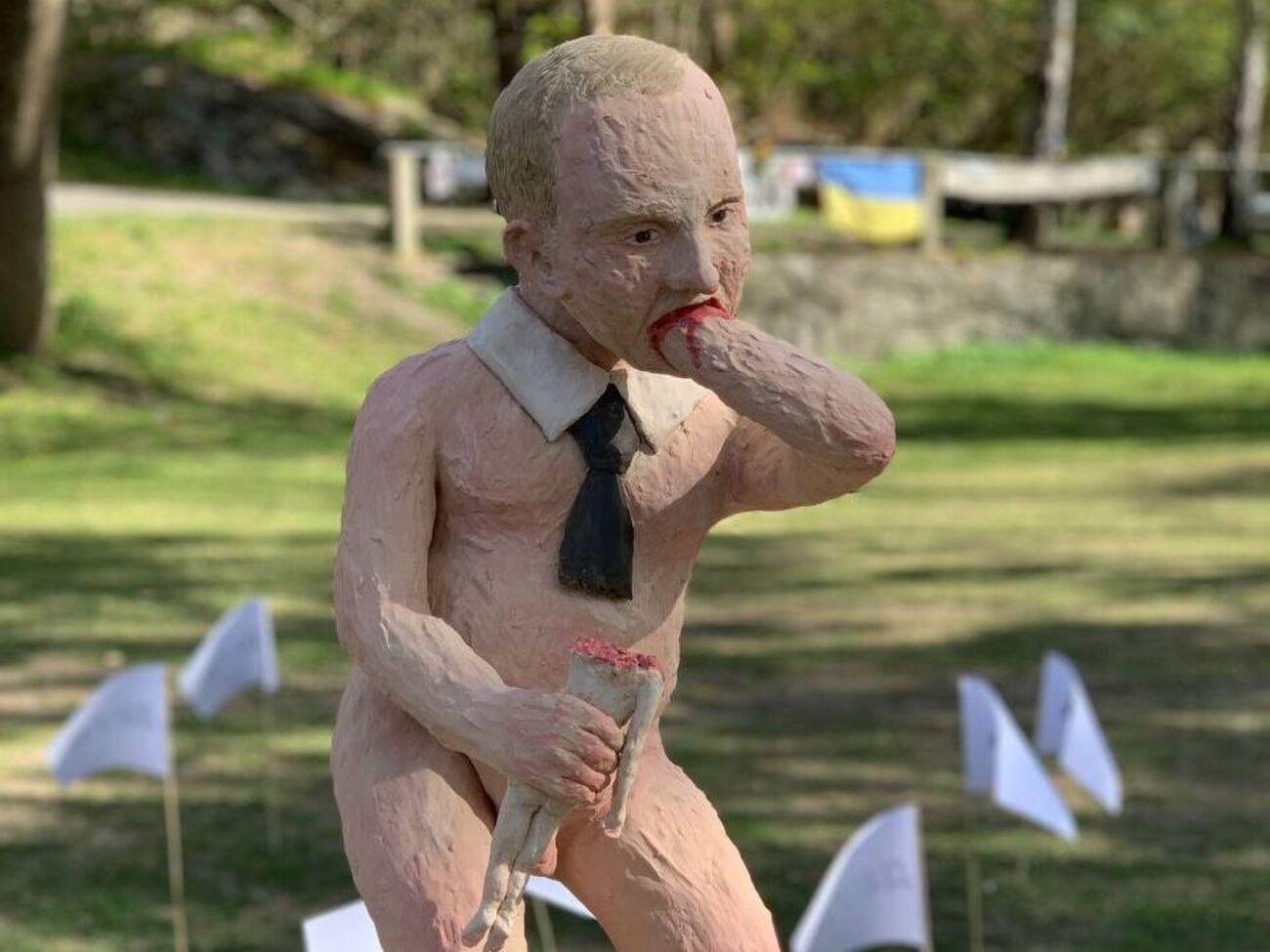 "Отвратительный. Жалкий. Пилит ножку стула, на котором сидит". У посольства РФ в Швеции выставили скульптуру Диктатора, который ест сам себя. Фоторепортаж