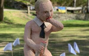 "Отвратительный. Жалкий. Пилит ножку стула, на котором сидит". У посольства РФ в Швеции выставили скульптуру Диктатора, который ест сам себя. Фоторепортаж