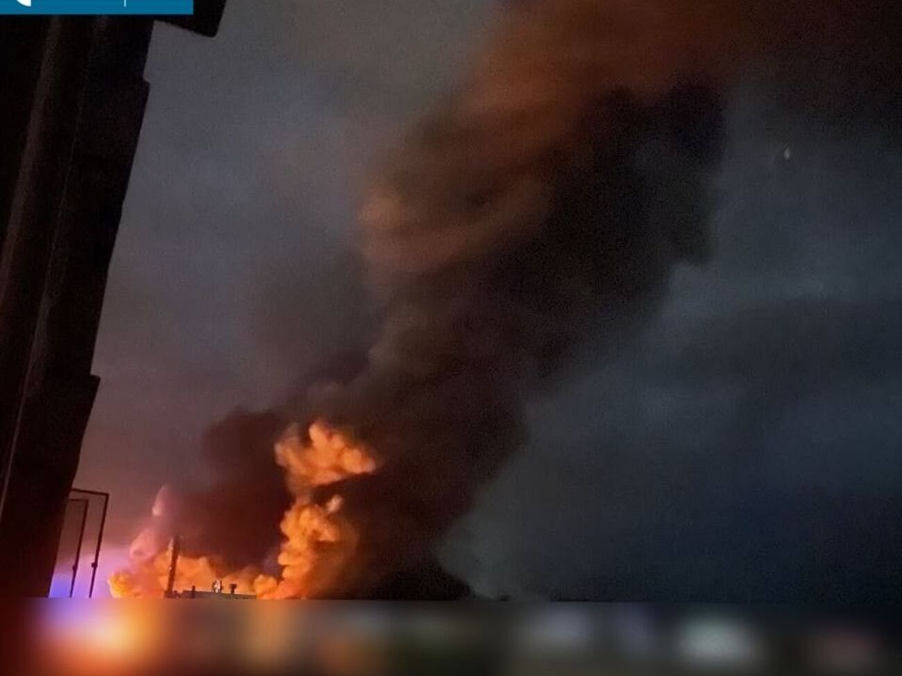 В результате вечернего ракетного удара в Одессе вспыхнул пожар в одном из ТРЦ