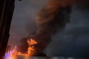Унаслідок вечірнього ракетного удару в Одесі спалахнула пожежа в одному з ТРЦ