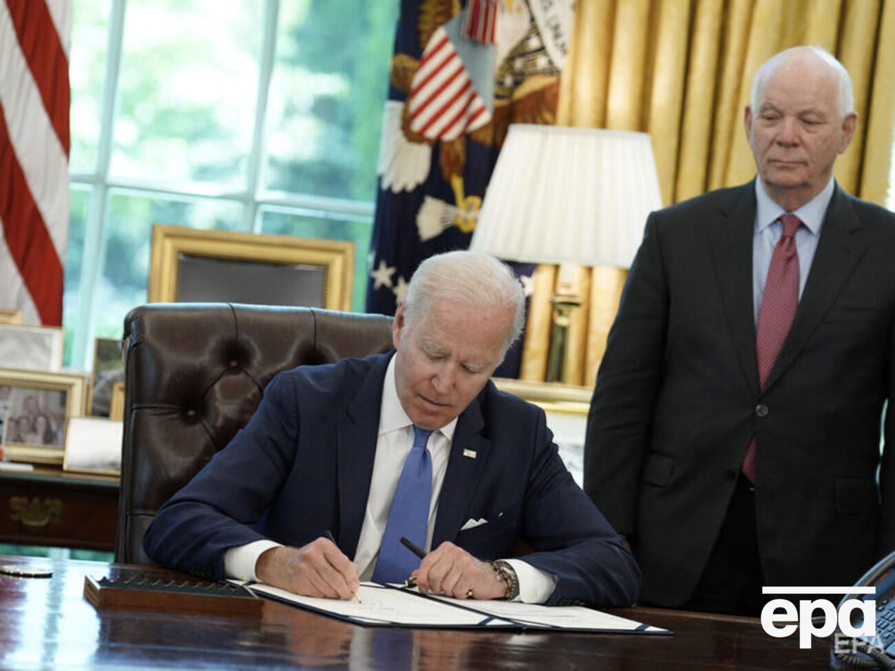 Зеленський назвав історичним кроком підписання Байденом (на фото за столом) закону про лендліз