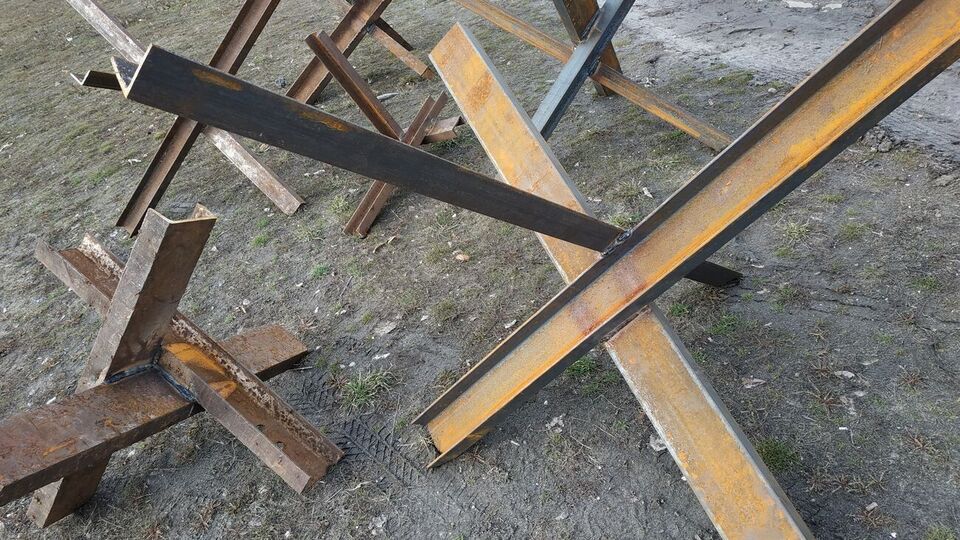 В Запорожье решили убрать с дорог часть противотанковых ежей