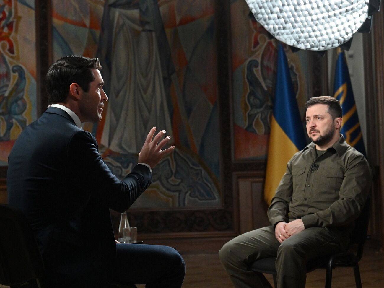 Зеленский (справа) отметил, что Украину не интересует то, что происходит в России, а только собственная территория