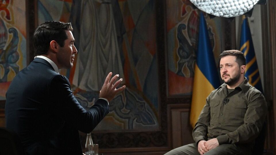 Зеленский (справа) отметил, что Украину не интересует то, что происходит в России, а только собственная территория