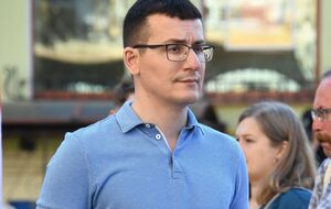 Появление Овсянниковой с плакатом похоже на манипуляцию Кремля. Призываем лишить ее премии имени Гавела за творческое инакомыслие