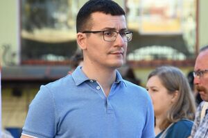 Появление Овсянниковой с плакатом похоже на манипуляцию Кремля. Призываем лишить ее премии имени Гавела за творческое инакомыслие