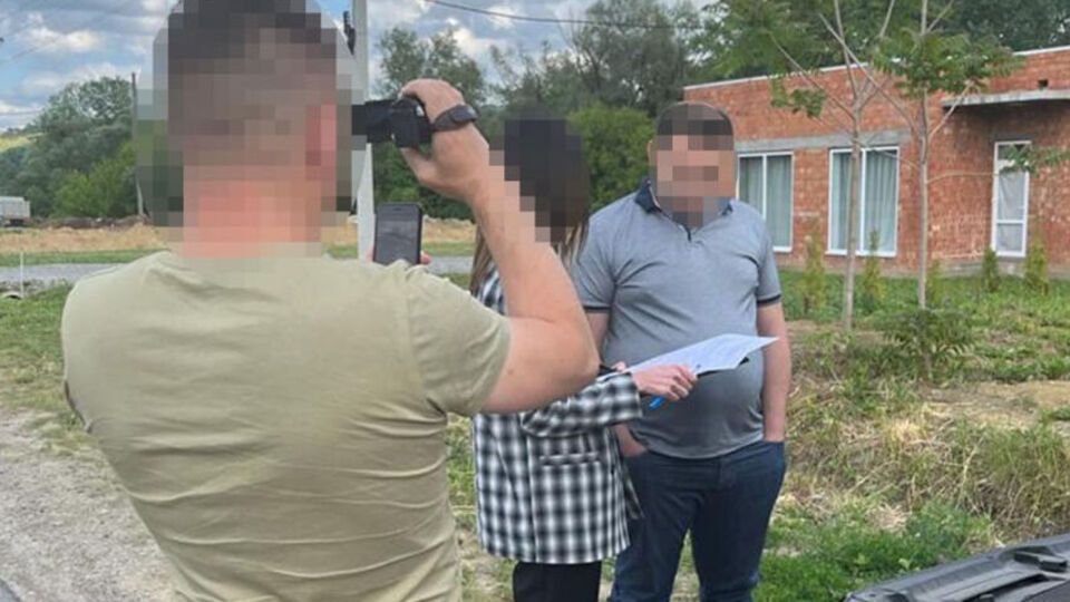 Чиновник допоміг переоформити "швидкі" на громадську благодійну організацію, яка надавала платні послуги з перевезення