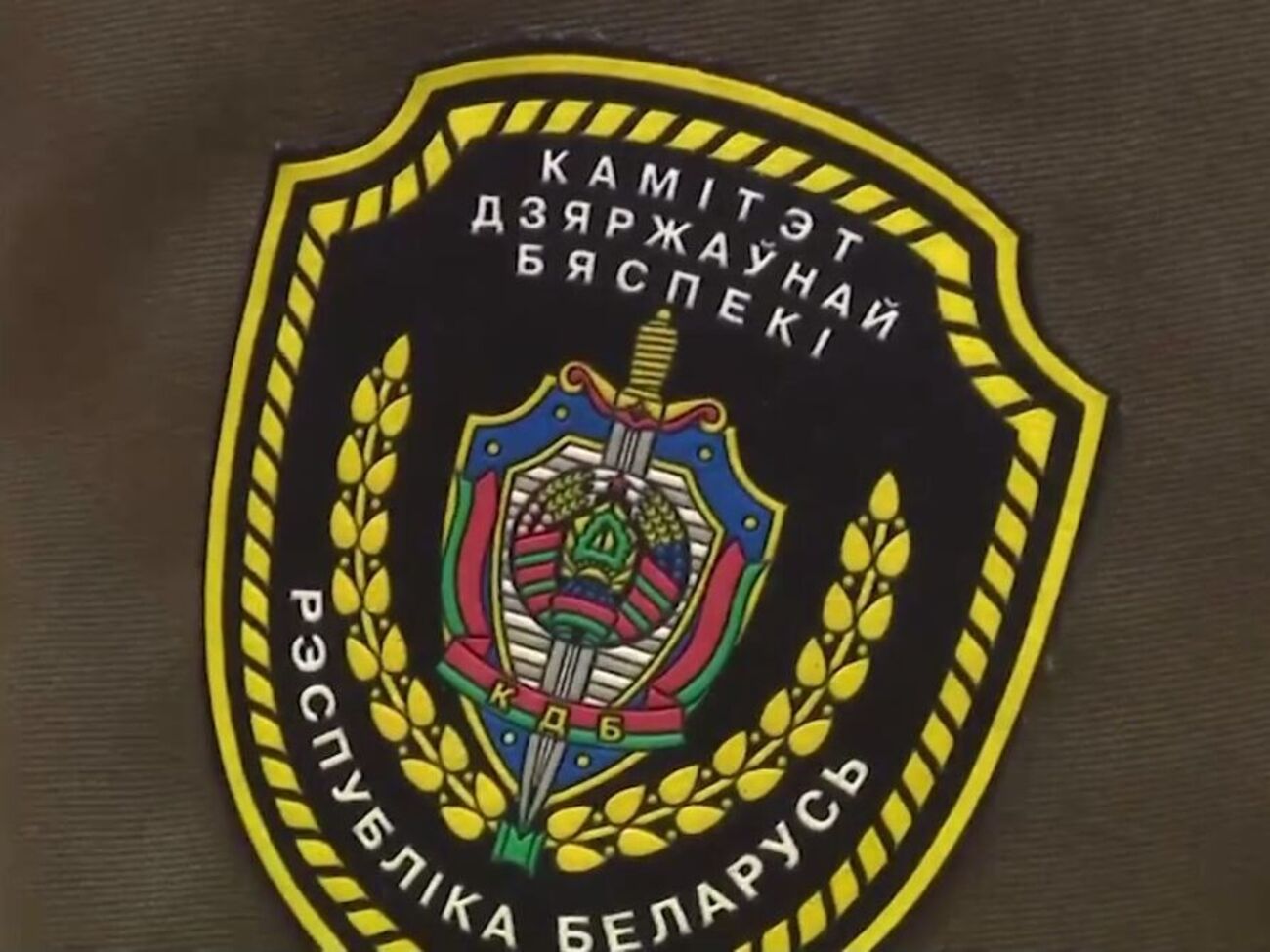 В сюжете белорусского канала говорится, что для освобождения граждан КГБ использовал "компрометирующие материалы, подкуп и давление"