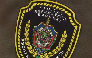 В сюжете белорусского канала говорится, что для освобождения граждан КГБ использовал "компрометирующие материалы, подкуп и давление"