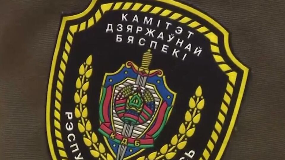 В сюжете белорусского канала говорится, что для освобождения граждан КГБ использовал "компрометирующие материалы, подкуп и давление"