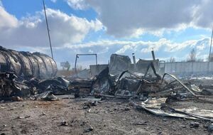 Российские самолеты разбомбили базу оператора заправок недалеко от границы, рядом с которой стояли машины белорусов