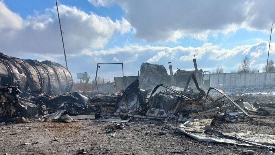 Российские самолеты разбомбили базу оператора заправок недалеко от границы, рядом с которой стояли машины белорусов