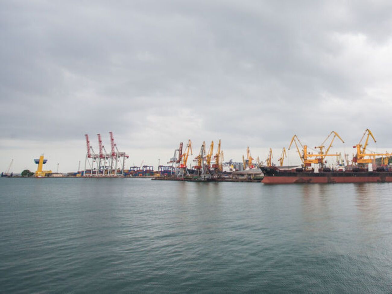 Граждан призывают не посещать прибрежные зоны