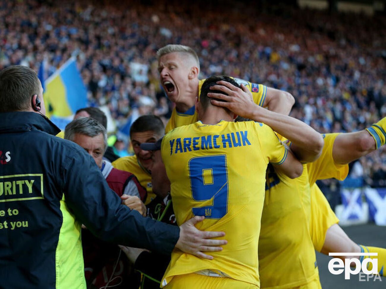 Футболисты и болельщики с флагами Украины, радость от забитых голов. Фоторепортаж о матче Украина – Шотландия