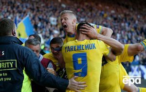 Футболісти й уболівальники з прапорами України, радість від забитих голів. Фоторепортаж про матч Україна – Шотландія