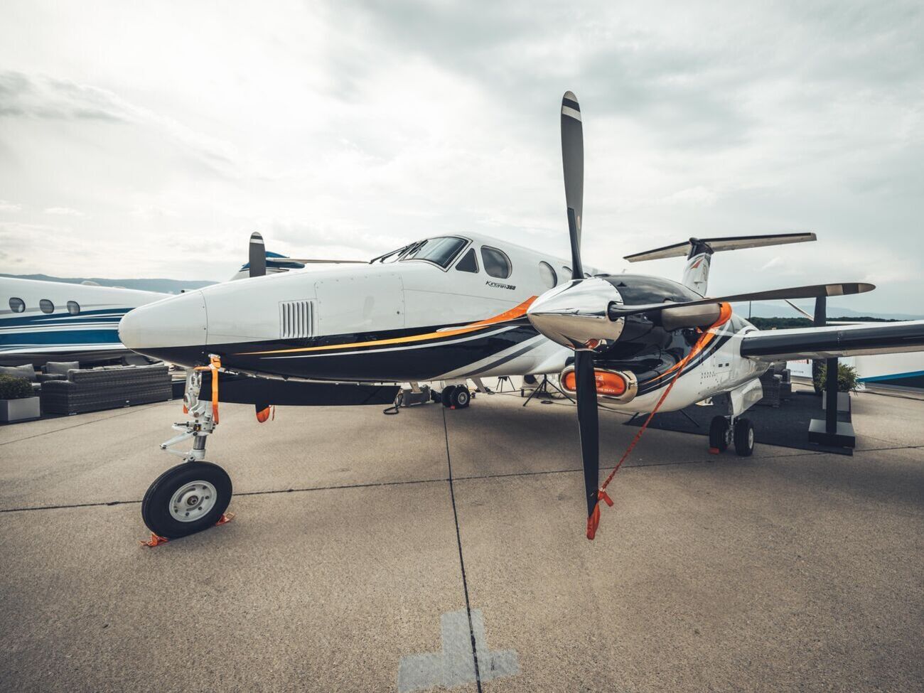 Літак, на перехоплення якого піднімали шість винищувачів, знайшли на аеродромі в Болгарії, пілотові вдалося втекти