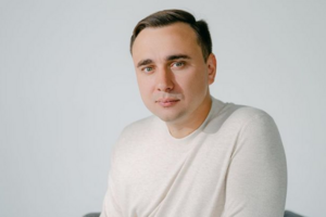 Жданов каже, що приїхав до України, "щоб особисто переконатися у наслідках вторгнення Москви і мати можливість повідомити росіянам реальну картину"