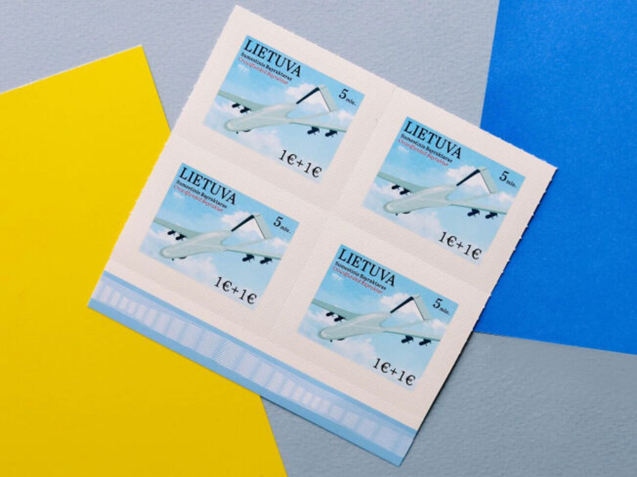 Половину коштів від продажу марок передадуть на гуманітарну допомогу Україні