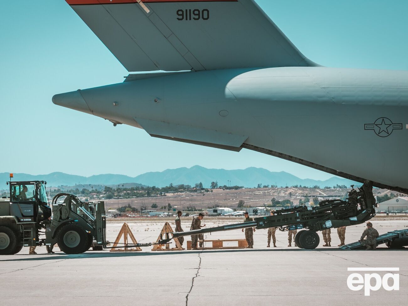 Партнери доправляють в Україну літаками "те, що можна", тобто легшу зброю, як, наприклад, гаубиці М777 (на фото), пояснив Жданов