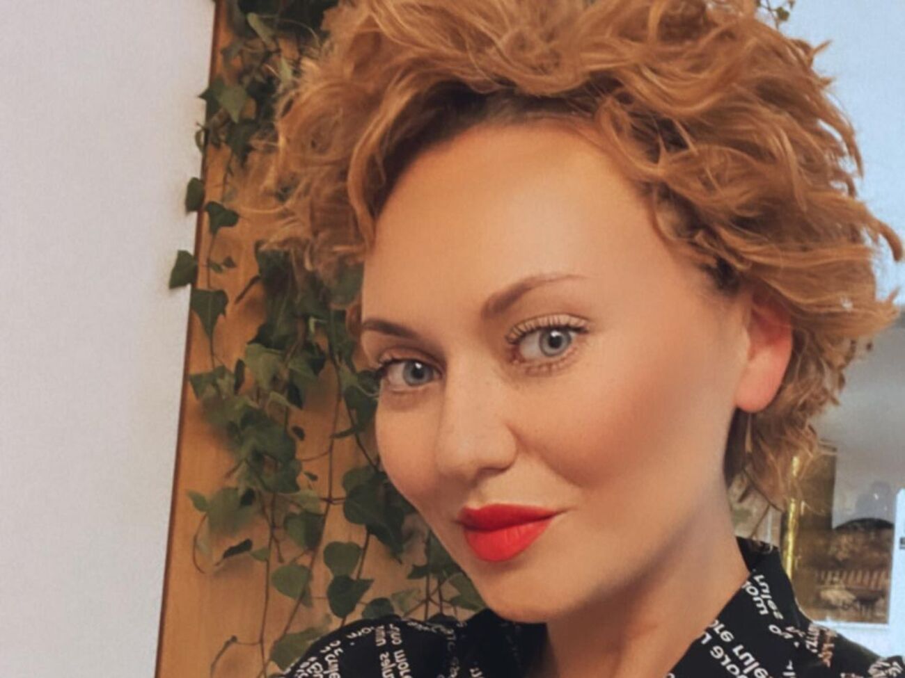 В ролике актриса показала все этапы приготовления выпечки