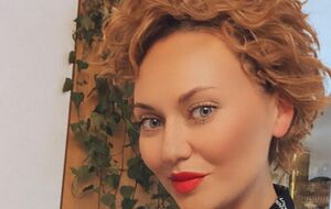 У ролику актриса показала всі етапи приготування випічки