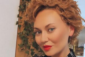 В ролике актриса показала все этапы приготовления выпечки